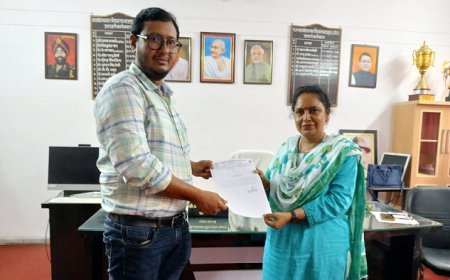 संविदा शिक्षक डॉ जय सिंह को महाविद्यालय के प्राचार्य डॉ मनुहार आर्य द्वारा एक प्रशंसा प्रपत्र देकर सम्मानित किया। 