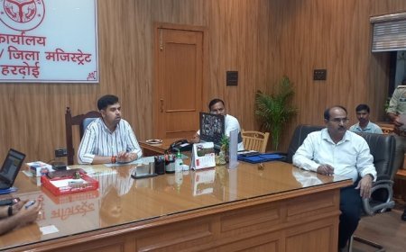 जिलाधिकारी अनुनय झा की जन सुनवाई: 58 शिकायतों का त्वरित निस्तारण, 226 बुजुर्गों के आयुष्मान कार्ड जारी। 