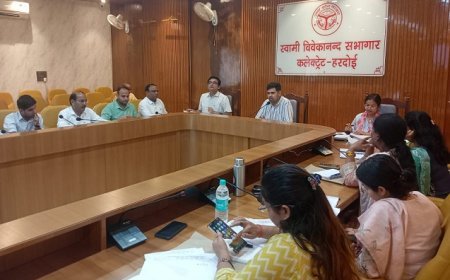 जिलाधिकारी की अध्यक्षता में सीएम डैशबोर्ड (राजस्व) समीक्षा बैठक: प्रगति निगरानी और शिकायत निस्तारण पर जोर। 