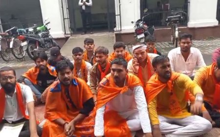 Ballia : निजी स्कूलों में मनमाने ढंग से शुल्क वृद्धि लेकर ABVP का प्रदर्शन