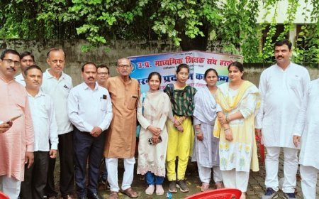 माध्यमिक शिक्षक संघ ने विभिन्न मांगों को लेकर धरना प्रदर्शन किया।