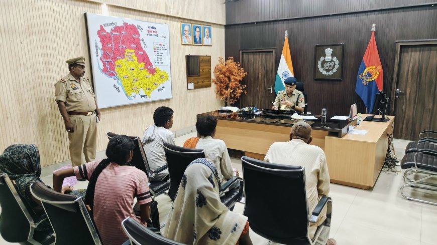 Hardoi News: जनसुनवाई में 100 शिकायतों पर सुनीं समस्याएँ, त्वरित कार्रवाई के दिए निर्देश