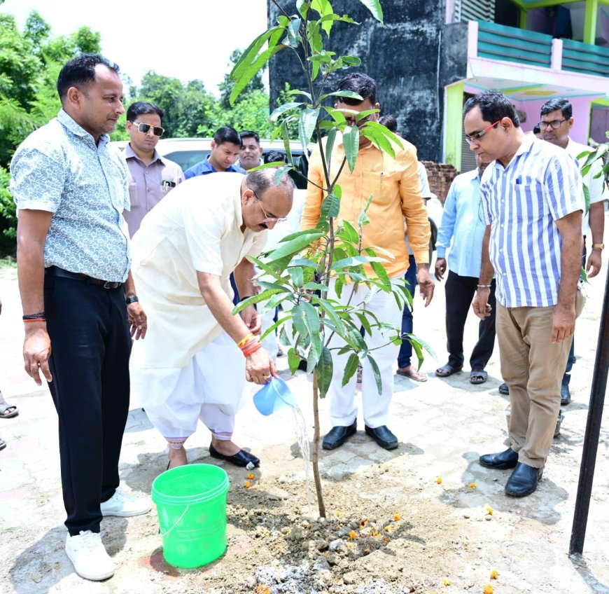 Lucknow News : उद्यान मंत्री ने मलिहाबाद में दशहरी गांव का किया दौरा, मलिहाबाद का आम देश-दुनिया में बढ़ा रहा है सम्मानः दिनेश प्रताप सिंह