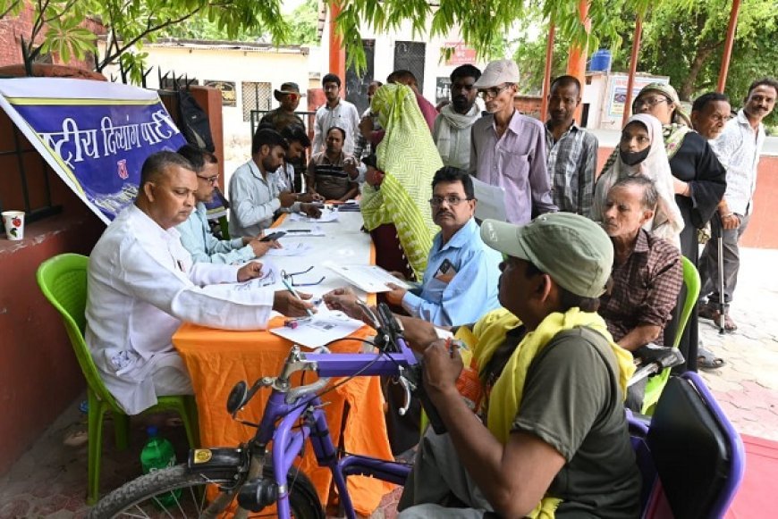 Kanpur News: राष्ट्रीय दिव्यांग पार्टी के समस्या समाधान शिविर में समस्याएं लेकर पहुंचे दिव्यांग।  