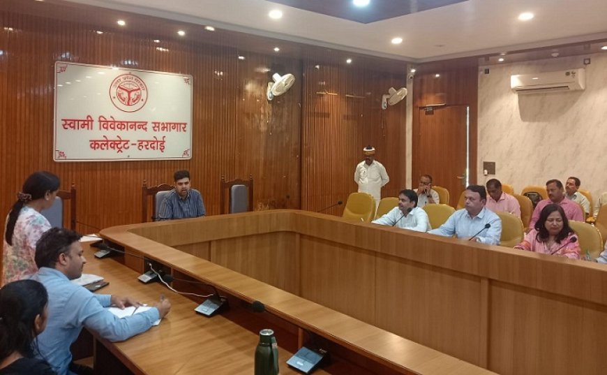 Hardoi News: विवेकानंद सभागार में आयुष विभाग की बैठक- जिलाधिकारी ने डॉक्टरों की अनुपस्थिति पर जताई नाराजगी। 