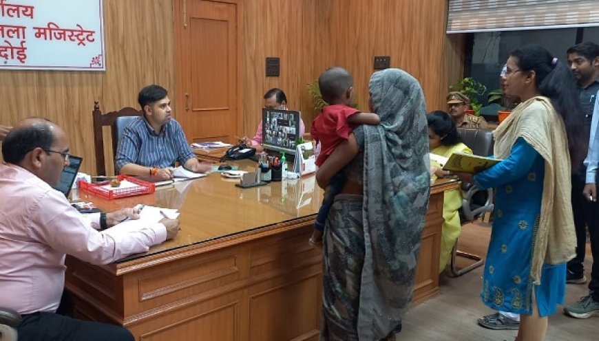 Hardoi News: जिलाधिकारी अनुनय झा ने जन सुनवाई में सुनीं 113 शिकायतें, त्वरित निस्तारण के दिए निर्देश। 