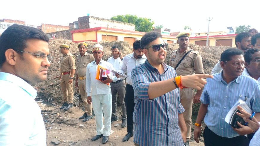 Hardoi News : जलभराव पर डीएम सख्त, शहर में नालों की सफाई और जल निकासी व्यवस्था का निरीक्षण कर आदेश दिए