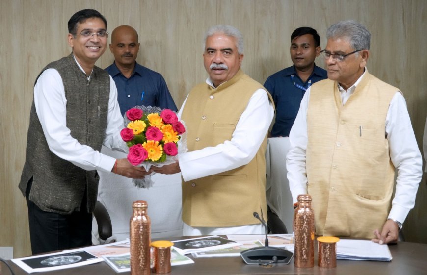 Lucknow News : पारंपरिक उद्योगों को वैश्विक पहचान दिलाने की दिशा में बड़ी पहल, पैरागुए के भावी राजदूत को प्रदेश की MSME, खादी एवं हस्तशिल्प योजनाओं की दी गई विस्तृत जानकारी