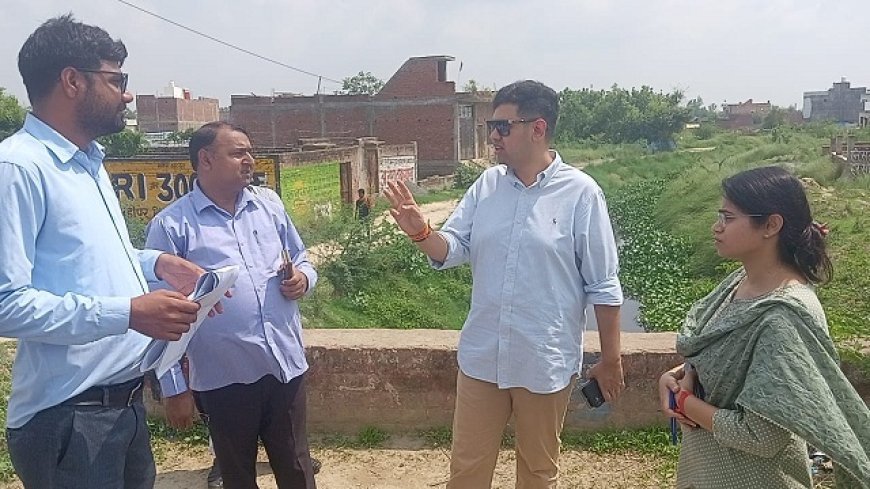 Hardoi News: जिलाधिकारी ने महोलिया ड्रेन का किया निरीक्षण, जल निकासी व्यवस्था दुरुस्त करने के दिए निर्देश। 