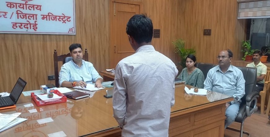 Hardoi News: जिलाधिकारी अनुनय झा की जन सुनवाई- 82 शिकायतों का समाधान, कई योजनाओं का लाभ वितरित। 