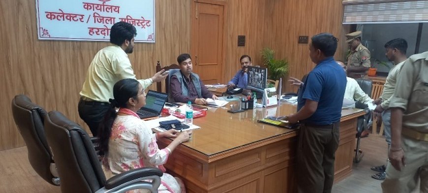 Hardoi News: जन सुनवाई में जिलाधिकारी अनुनय झा का त्वरित कार्रवाई का निर्देश, 92 शिकायतें सुनीं, पेंशन और आयुष्मान कार्ड वितरित। 