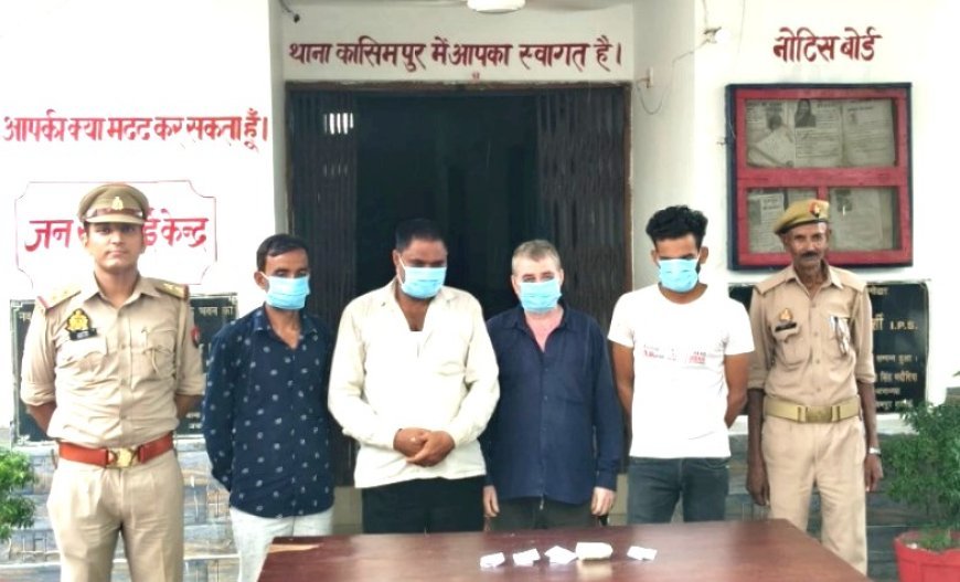 Hardoi News : कासिमपुर में जुआ अड्डे पर पुलिस की छापेमारी, चार आरोपी गिरफ्तार, नकदी और ताश बरामद
