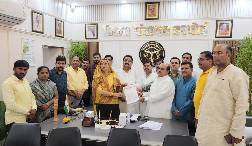 Hardoi News : स्कूल मर्जर के खिलाफ शिक्षक संघ का विरोध, जिला पंचायत अध्यक्ष प्रेमावती पीके वर्मा को सौंपा ज्ञापन