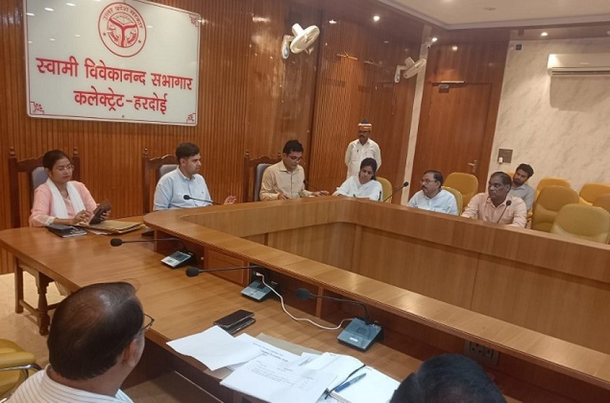 Hardoi: जिलाधिकारी की अध्यक्षता में डूडा व निकाय कार्यों की समीक्षा बैठक। 
