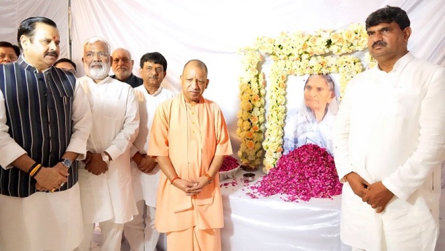 Lucknow: धर्मपाल सिंह के गांव पहुंचे मुख्यमंत्री, मां के निधन पर जताई शोक संवेदनाएं। 