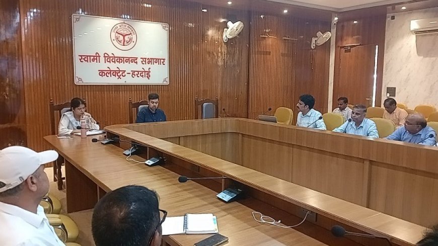 Hardoi: जल जीवन मिशन की बैठक- जिलाधिकारी ने दिए शिकायतों के समाधान और प्रगति के निर्देश। 