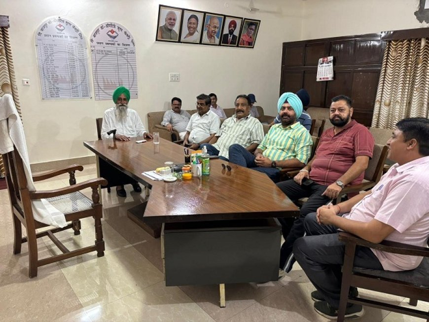 Bazpur: शुगर फैक्ट्री के जीएम से मिलने गए किसान कुर्सी खाली पड़ी मिली। 