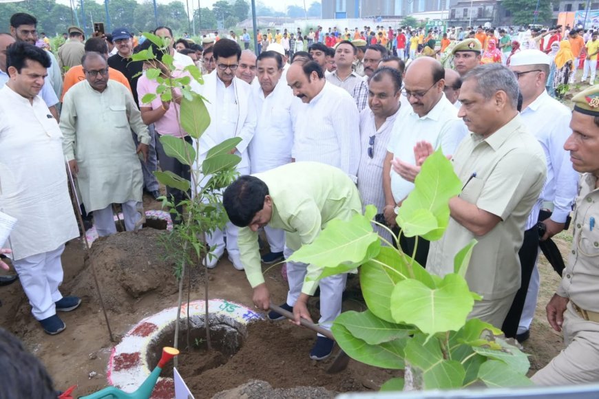 Lucknow : मंत्री कपिल देव अग्रवाल ने 'एक पेड़ मां के नाम 2.0' अभियान के अंतर्गत वृक्षारोपण महाअभियान का किया शुभारंभ