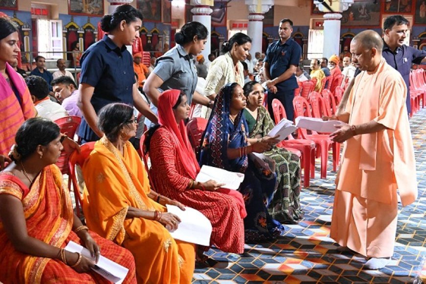 Gorakhpur: गुरु पूर्णिमा के आनुष्ठानिक कार्यक्रम की व्यस्तता के बाद भी सीएम ने जनता दर्शन में सुनीं समस्याएं। 