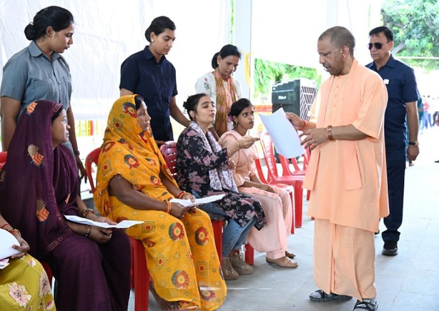 सीएम योगी ने जनता दर्शन में सुनीं 200 लोगों की समस्याएं, अफसरों से कहा - हर समस्या का समाधान सुनिश्चित कराएं। 