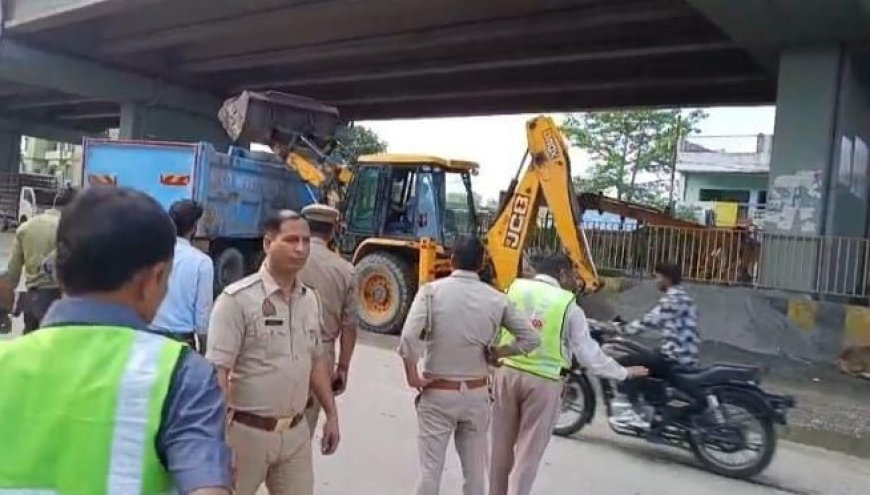 Kanwar Yatra 2025: कावड़ यात्रा के मद्देनजर नगरपालिका द्वारा अतिक्रमण करने वालो के विरुद्ध चलाया गया अभियान। 