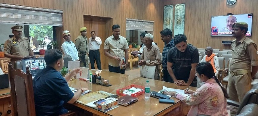 जिलाधिकारी अनुनय झा की जन सुनवाई: 112 शिकायतों का निस्तारण, बुजुर्गों को आयुष्मान कार्ड और पेंशन योजनाओं का लाभ। 