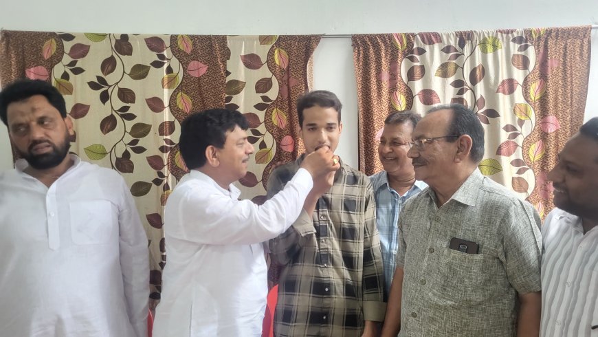 Muzaffarnagar : रिक्शा चालक और श्रमिक परिवार के बेटों ने NEET में रच दिया इतिहास, मंत्री कपिल देव अग्रवाल ने घर जाकर दी बधाई