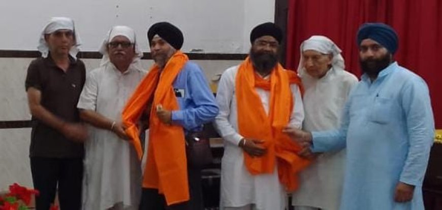 धर्म स्थलों के दर्शन को जा रही नूरपुर की संगत का देवबंद में फूलों की वर्षा कर किया स्वागत।