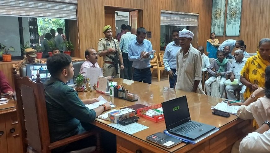 जिलाधिकारी अनुनय झा ने जन सुनवाई में सुनी 108 शिकायतें, कई लोगों को मिला योजनाओं का लाभ। 