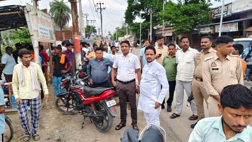 ईओ एवं अध्यक्ष प्रतिनिधि उतरे सड़क पर: क्षेत्र में साफ सफाई एवं जलभराव समस्याओं को लेकर संबंधित को किया निर्देशित ।