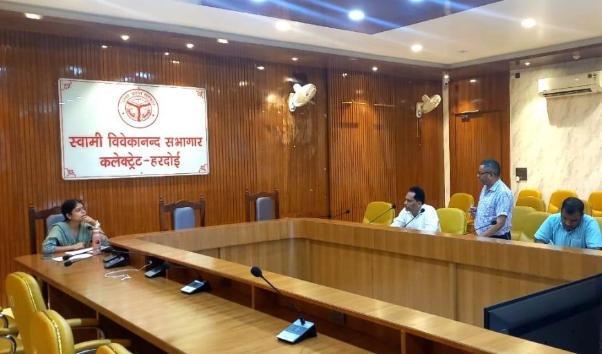 Hardoi : मुख्य विकास अधिकारी सान्या छाबड़ा की अध्यक्षता में बेसिक शिक्षा विभाग की बैठक आयोजित