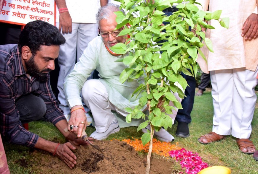 Lucknow : सुरेश कुमार खन्ना व महापौर सुषमा खर्कवाल ने एक पेड़ माँ के नाम अभियान के तहत किया पौधारोपण 