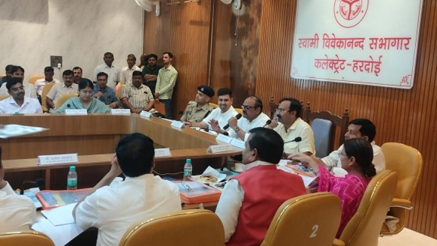 Hardoi Disha Meeting: भ्रष्टाचार पर सांसदों का हल्ला बोल, शिलापट तोड़ने की चेतावनी, आबकारी विभाग के कामों को लपेटा। 