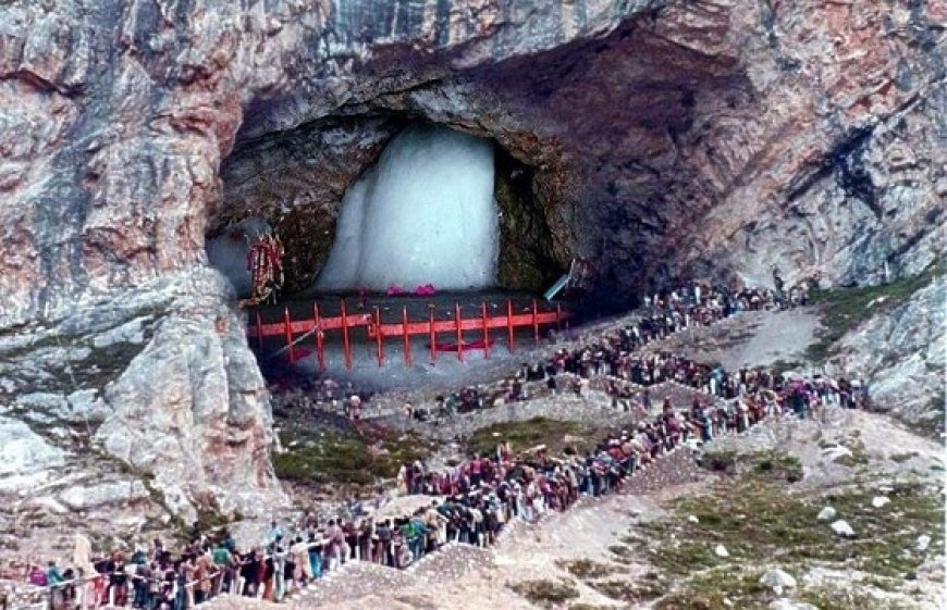 Amarnath Yatra 2025: गंदेरबल में भूस्खलन से राजस्थान की महिला तीर्थयात्री की मौत, यात्रा अस्थायी रूप से रोकी गई। 