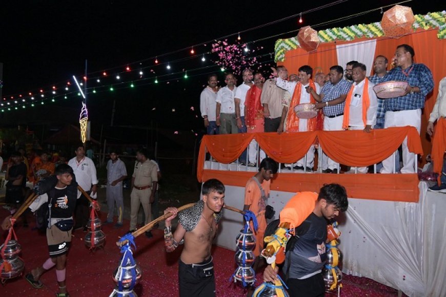 Kanwar Yatra 2025: मंत्री कपिल देव अग्रवाल ने शिवभक्तों पर पुष्प वर्षा कर किया स्वागत, श्रद्धालुओं के लिए निःशुल्क भोजन, चिकित्सा व विश्राम की व्यवस्था। 