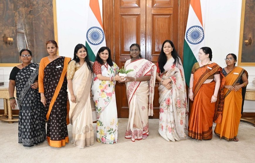 राष्ट्रपति भवन में आकांक्षा दीदियों का सम्मान: राष्ट्रपति द्रौपदी मुर्मू से मुलाक़ात ने रच दिया इतिहास।