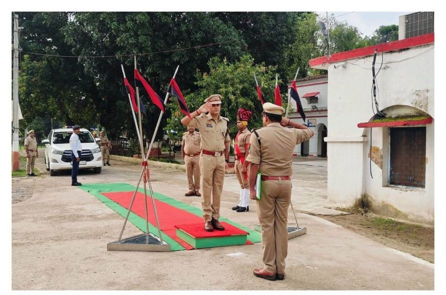 Hardoi : पुलिस अधीक्षक नीरज कुमार जादौन ने की साप्ताहिक परेड की सलामी, पुलिस लाइन का किया निरीक्षण