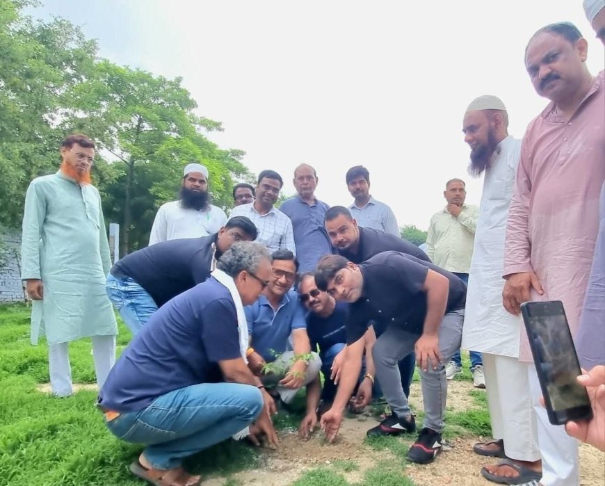 Sitapur : ईदगाह में पौधारोपण का हुआ आयोजन, पालिका अध्यक्ष प्रतिनिधि मुनेंद्र अवस्थी ने किया पौधारोपण