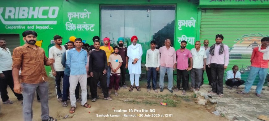 Sitapur : नायब तहसीलदार महेंद्र तिवारी ने केंद्र को खुलवाकर कर किसानों को वितरण कराई खाद, यूरिया खाद पाने के लिए दर-दर भटक रहे किसान