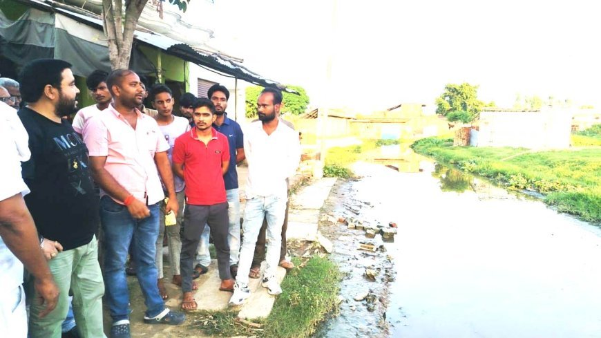 Sitapur : गंदे पानी की समस्या से परेशान ग्रामीणों से मिले फिल्म अभिनेता, जाना दर्द, दिया आश्वासन