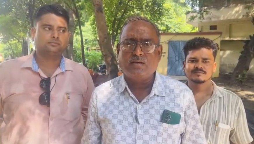 बांसडीह SHO संजय सिंह के खिलाफ पत्रकारों का हल्ला बोल, CM से कार्रवाई की मांग।