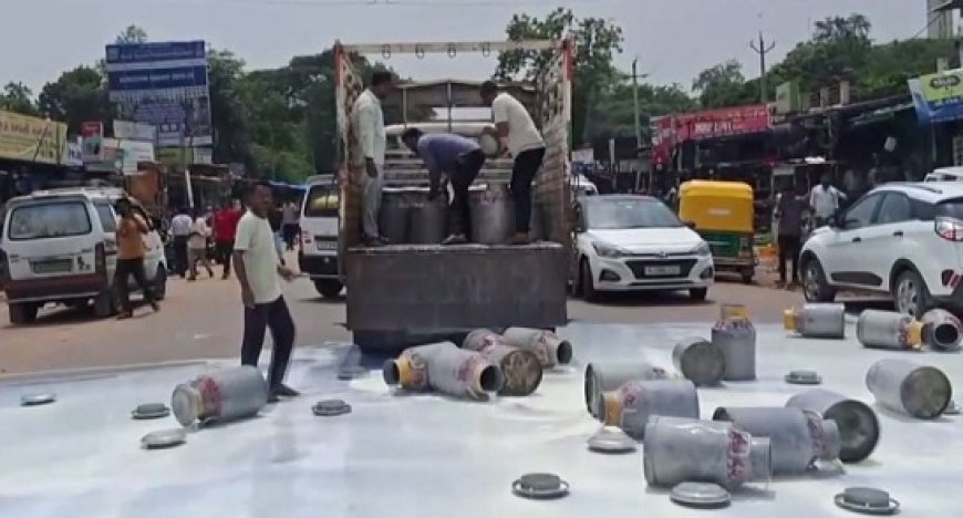 साबरकांठा में किसानों ने दूध सड़कों पर बहाया, 20-25% मूल्य वृद्धि की मांग, चेतावनी- 'न्याय नहीं तो और दूध बहाएंगे'