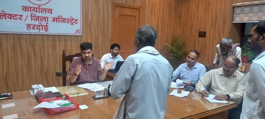 जिलाधिकारी अनुनय झा की जन सुनवाई: 133 शिकायतों का समाधान, पेंशन और आयुष्मान कार्ड के साथ त्वरित कार्रवाई के निर्देश।