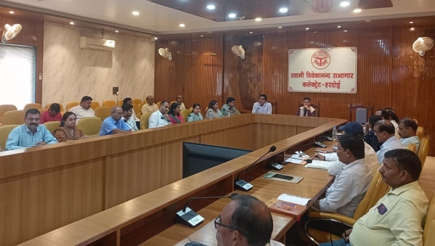 जिलाधिकारी ने की राजस्व विभागों की सीएम डैशबोर्ड पर प्रगति की समीक्षा। 