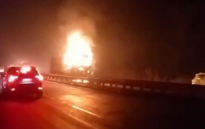 मध्य प्रदेश के छिंदवाड़ा में ट्रक में भीषण आग, ड्राइवर ने कूदकर बचाई जान, जांच शुरू। 