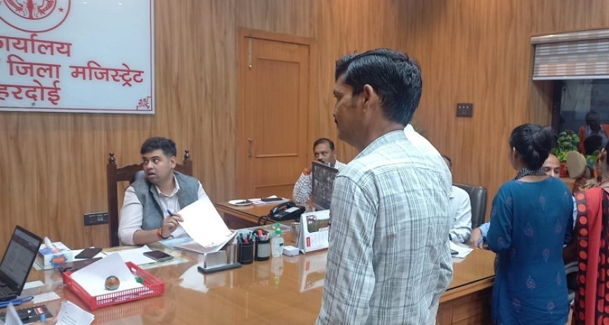 जिलाधिकारी अनुनय झा की जन सुनवाई: 122 शिकायतों का त्वरित निस्तारण, पेंशन और आयुष्मान कार्ड सहित भूमि विवादों पर सख्त निर्देश। 