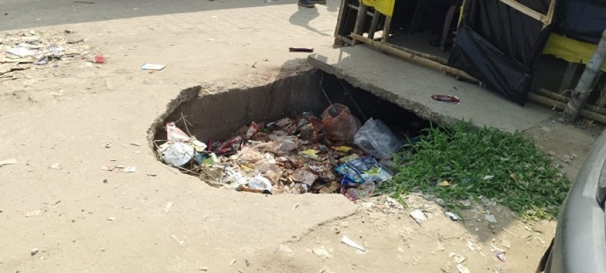 हाइवे किनारे नाले का गड्ढा बना जानलेवा: काफी दिनों से मरम्मत का है इंतजार, परेशान होते हैं यात्री। 