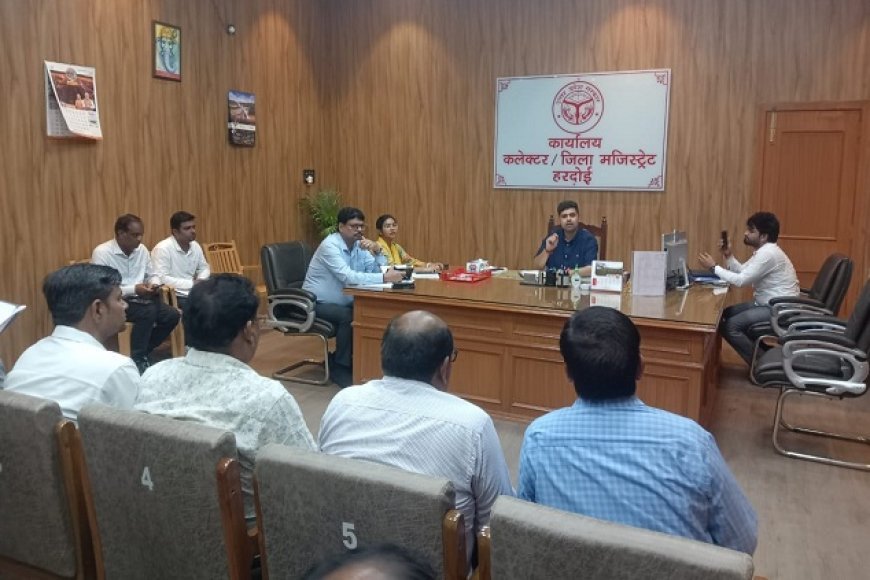 जिलाधिकारी ने अधिकारियों के साथ की औद्योगिक क्षेत्र व टेक्सटाइल पार्क के विकास पर चर्चा। 