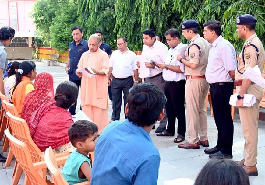 जनता दर्शन में सीएम योगी ने सुनीं 200 लोगों की समस्याएं: मुख्यमंत्री ने अधिकारियों को दिए निर्देश, जन समस्याओं के निराकरण में न हो तनिक भी लापरवाही। 