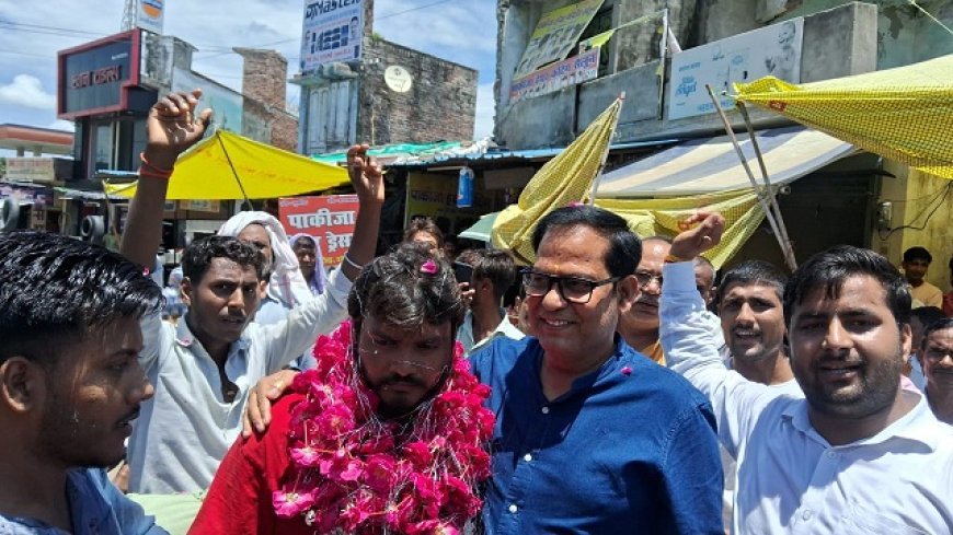 81 लीटर जल लेकर फर्रुखाबाद से सकाहा मंदिर पैदल जा रहे शिवभक्त का ब्लॉक प्रमुख ने पुष्पवर्षा कर किया स्वागत। 